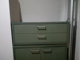 Muebles verdes con mesa de centro