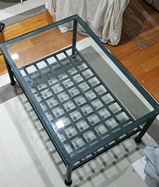 Muebles verdes con mesa de centro