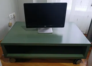 Muebles verdes con mesa de centro