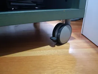 Muebles verdes con mesa de centro