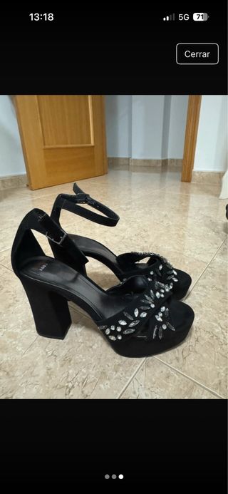 Sandalias de tacón negras con pedrería