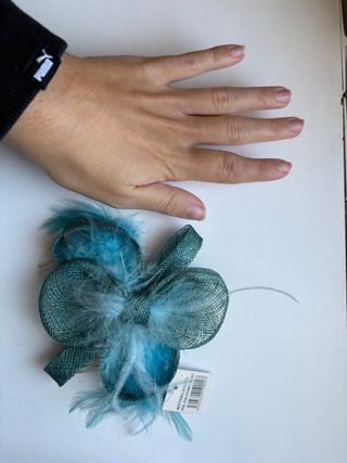 Tocado azul turquesa con plumas