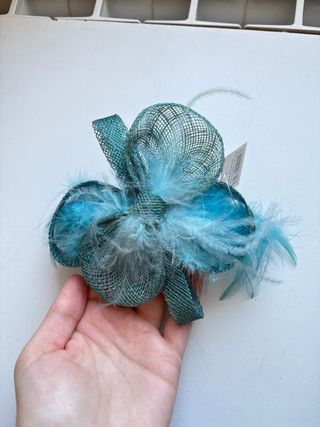 Tocado azul turquesa con plumas