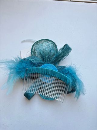 Tocado azul turquesa con plumas