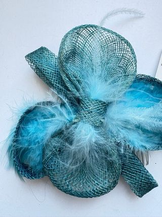 Tocado azul turquesa con plumas