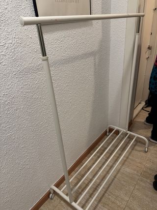 Perchero de ropa blanco