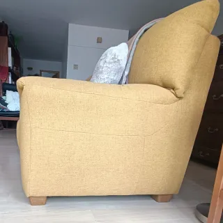 Sofá de tela mostaza