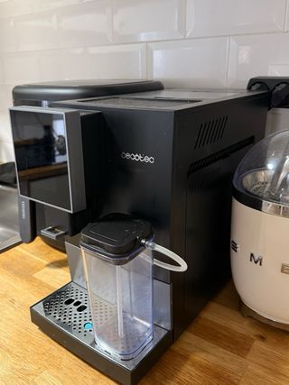 Cafetera Cecotec Compactccino Negra