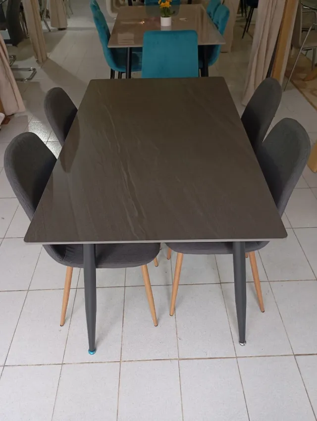 Mesa efecto mármol y 4 sillas tela