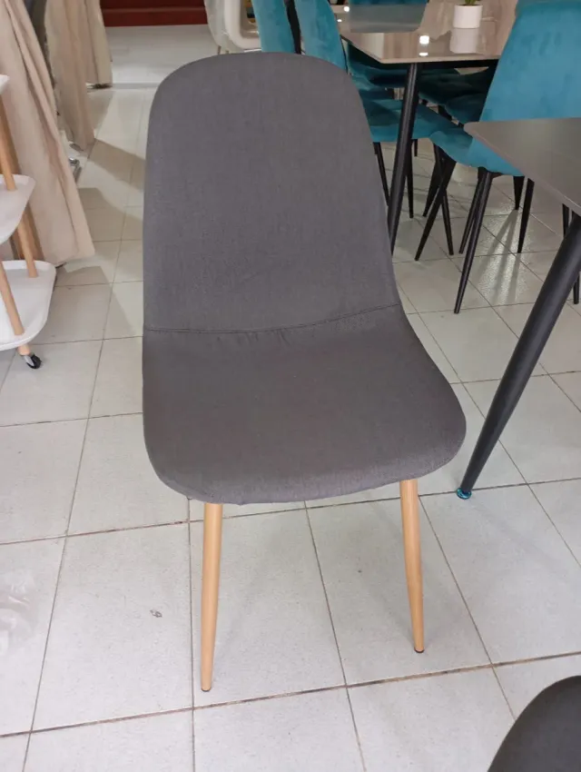 Mesa efecto mármol y 4 sillas tela