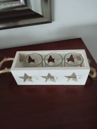 Candelabro de madera con estrellas y 3 vasos