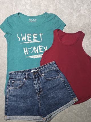 LOTE DE ROPA: DOS CAMISETAS Y UN SHORT VAQUERO