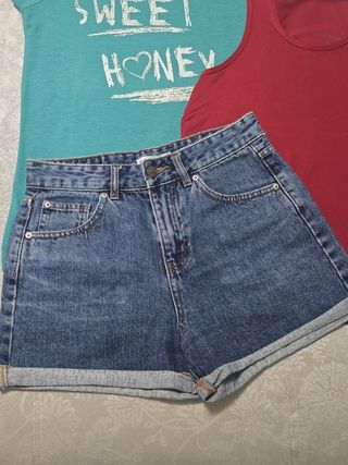 LOTE DE ROPA: DOS CAMISETAS Y UN SHORT VAQUERO