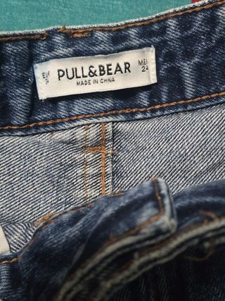 LOTE DE ROPA: DOS CAMISETAS Y UN SHORT VAQUERO