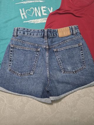 LOTE DE ROPA: DOS CAMISETAS Y UN SHORT VAQUERO