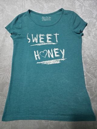 LOTE DE ROPA: DOS CAMISETAS Y UN SHORT VAQUERO