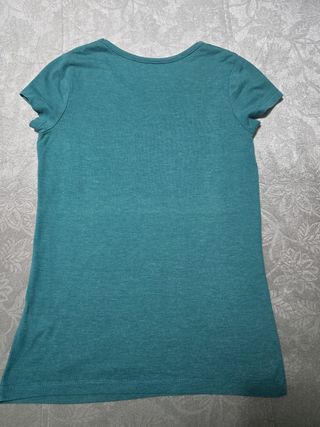 LOTE DE ROPA: DOS CAMISETAS Y UN SHORT VAQUERO