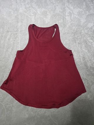 LOTE DE ROPA: DOS CAMISETAS Y UN SHORT VAQUERO