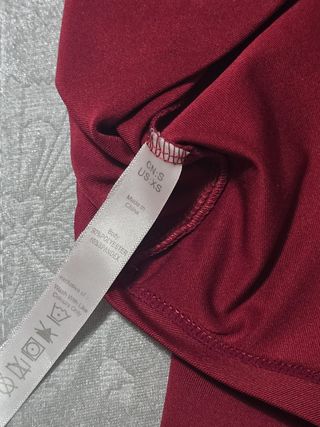 LOTE DE ROPA: DOS CAMISETAS Y UN SHORT VAQUERO