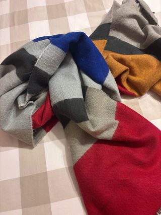 Bufanda Zara cuadros gris, rojo, azul