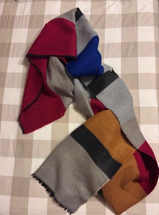 Bufanda Zara cuadros gris, rojo, azul