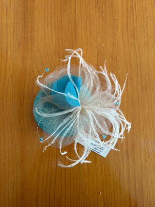 Tocado azul y beige con peineta