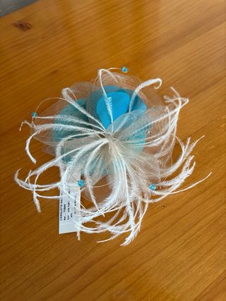 Tocado azul y beige con peineta