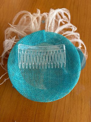 Tocado azul y beige con peineta