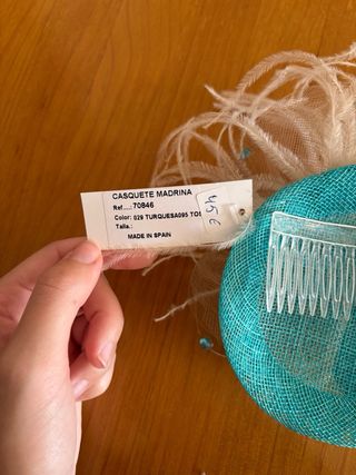 Tocado azul y beige con peineta