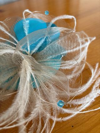 Tocado azul y beige con peineta