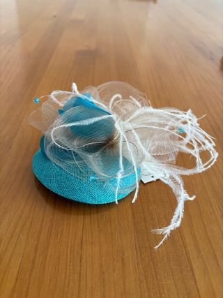 Tocado azul y beige con peineta