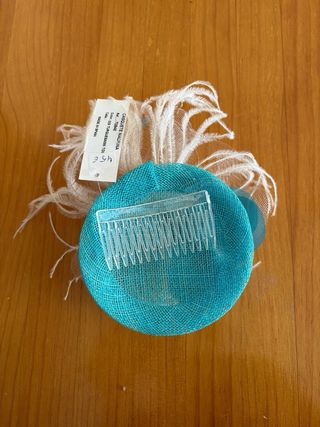 Tocado azul y beige con peineta