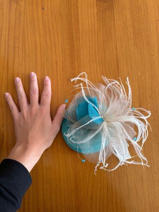 Tocado azul y beige con peineta