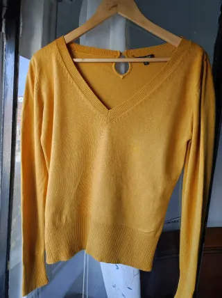 Jersey amarillo cuello pico