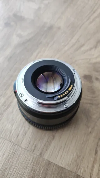 Canon EF 28mm f/1.8 USM