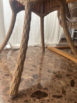 Mesa redonda de mimbre