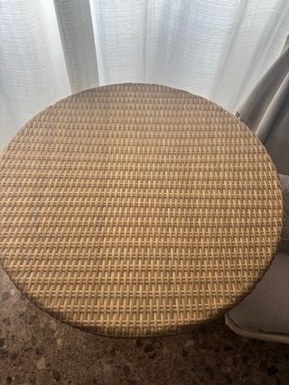Mesa redonda de mimbre