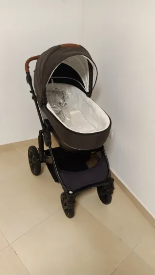 Carrito de bebé marrón