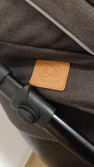 Carrito de bebé marrón