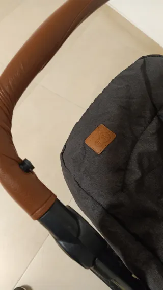 Carrito de bebé marrón