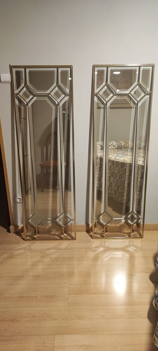 Pareja de espejos decorativos dorados
