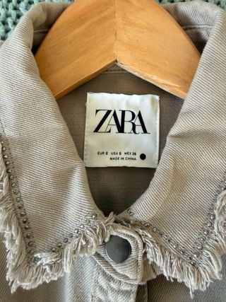 Sobrecamisa Zara beige flecos