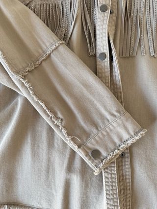 Sobrecamisa Zara beige flecos