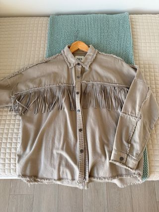 Sobrecamisa Zara beige flecos