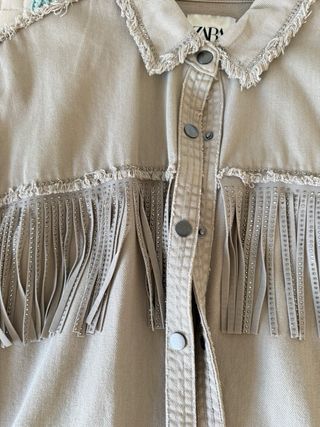 Sobrecamisa Zara beige flecos