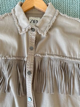 Sobrecamisa Zara beige flecos