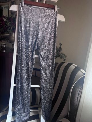 Pantalón flare lentejuelas gris y plata