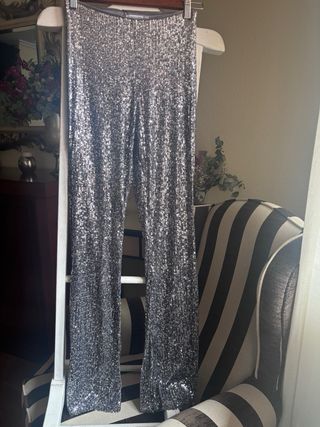 Pantalón flare lentejuelas gris y plata