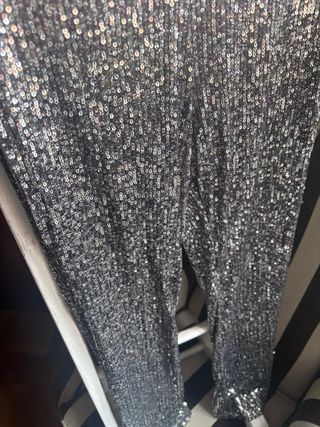 Pantalón flare lentejuelas gris y plata