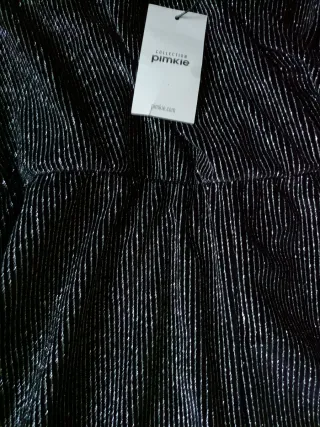 Mono brillante con etiqueta